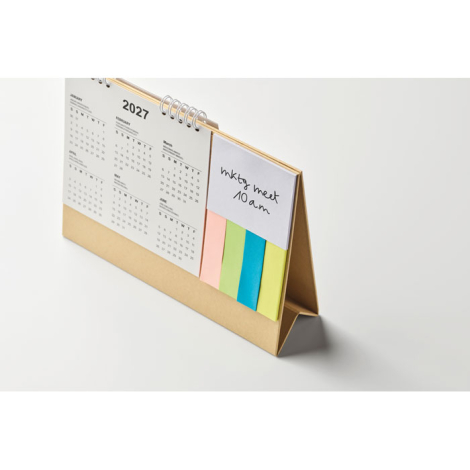 Calendrier de bureau en carton recyclé vu de dos avec pages reliées en spirale, sans personnalisation visible.
