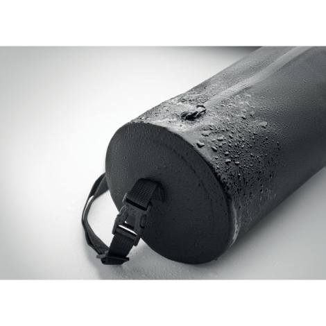 Sac de sport noir en rPET présenté en gros plan avec tissu recouvert de gouttes d’eau, sans personnalisation visible.