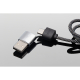 Gros plan sur un connecteur USB argenté relié au câble tressé noir.