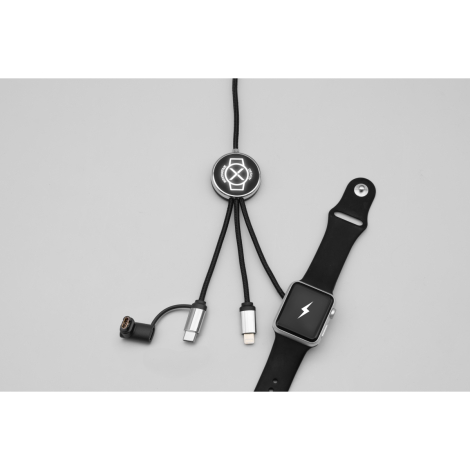 Câble avec module rond lumineux relié à une Apple Watch posée à côté ; marquage visible sur le module.
