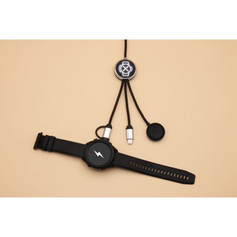 Câble avec module rond lumineux et montre connectée noire sur fond beige ; marquage visible sur le module.