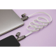 Câble blanc reliant un ordinateur portable et un smartphone sur surface violette, marquage visible sur le connecteur du smartpho