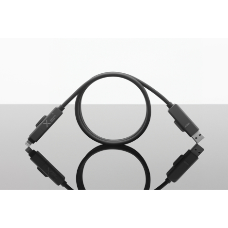 Câble noir disposé en cercle sur une surface réfléchissante avec connecteurs USB et Lightning tournés vers l’avant ; marquage vi