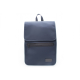 Sac à dos bleu marine vu de face avec poche zippée horizontale et empiècement rectangulaire noir en bas de la face avant.