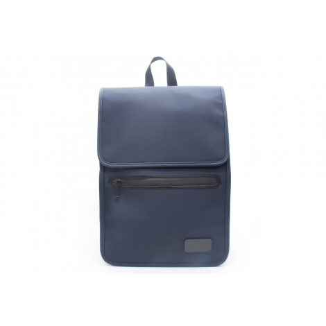 Sac à dos bleu marine vu de face avec poche zippée horizontale et empiècement rectangulaire noir en bas de la face avant.