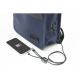 Gros plan sur la fonction de charge : port USB latéral du sac relié à un smartphone par un câble.
