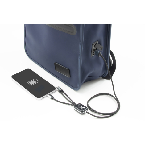 Gros plan sur la fonction de charge : port USB latéral du sac relié à un smartphone par un câble.
