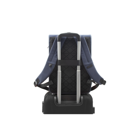 Sac fixé sur la poignée télescopique d’une valise grâce à la bande élastique dorsale.