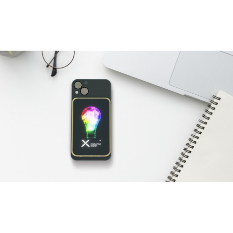 Batterie rectangulaire posée sur le dos d’un smartphone, surface noire affichant un motif lumineux coloré