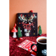 Calendrier de l’Avent présenté sur une table avec tasse et décorations de Noël.