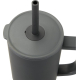 Vue rapprochée d’un gobelet isotherme gris 900 ml montrant le couvercle plat avec ouverture centrale et paille silicone.
