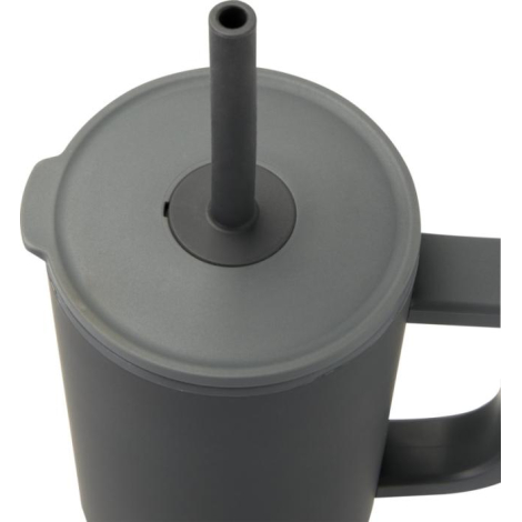 Vue rapprochée d’un gobelet isotherme gris 900 ml montrant le couvercle plat avec ouverture centrale et paille silicone.