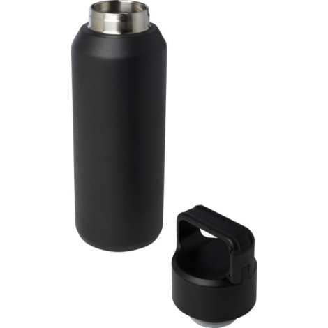 Bouteille isotherme noire 600 ml en acier recyclé avec couvercle noir amovible posé à côté.
