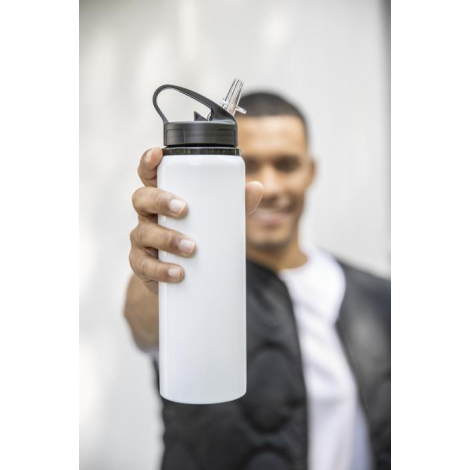 Bouteille d’eau blanche 800 ml tenue de face par une personne, bouchon noir avec paille intégrée.