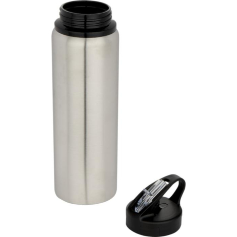 Bouteille d’eau argentée 800 ml avec bouchon noir et paille transparente posée à côté.