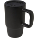 Mug noir en céramique 450 ml avec anse large et couvercle plastique noir.