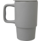 Mug gris en céramique 450 ml avec anse large et couvercle assorti, vue de face.