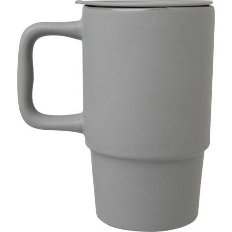 Mug gris en céramique 450 ml avec anse large et couvercle assorti, vue de face.