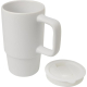 Mug blanc en céramique 450 ml avec anse large, présenté avec couvercle plastique blanc posé à côté.