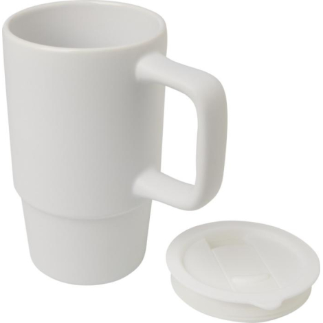 Mug blanc en céramique 450 ml avec anse large, présenté avec couvercle plastique blanc posé à côté.