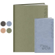 Deux agendas rigides vert et bleu côte à côte avec nuancier de quatre coloris ronds, marquage en relief visible sur les couvertu