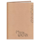 Agenda rigide beige vu de face, marquage en relief vertical à droite et en bas de la couverture (marquage visible).