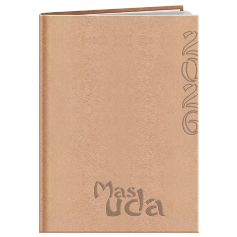 Agenda rigide beige vu de face, marquage en relief vertical à droite et en bas de la couverture (marquage visible).