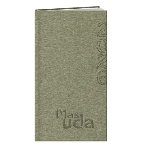 Agenda rigide vert présenté de face, marquage en relief vertical à droite et en bas de la couverture (marquage visible).