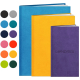 Agenda rigide décliné en trois formats de couleurs bleu, jaune et violet présentés côte à côte, accompagnés d’un nuancier de dou