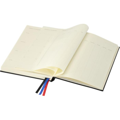 Carnet A5 ouvert sur pages crème imprimées avec colonnes et rubans colorés visibles.