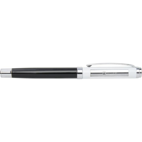 Stylo roller noir et argent photographié de côté avec marquage visible sur le corps.