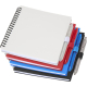 Carnets à couverture souple empilés en plusieurs coloris avec stylos assortis placés sur le côté.