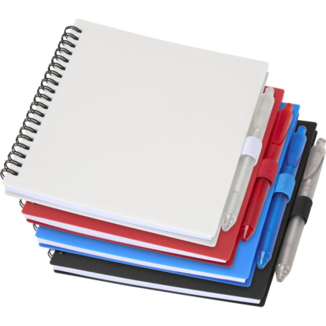 Carnets à couverture souple empilés en plusieurs coloris avec stylos assortis placés sur le côté.