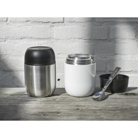 Boîtes-repas en inox et blanc ouvertes avec couvercles et cuillère pliante posés à côté.