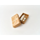 Coffret cadeau en carton naturel contenant une bouteille blanche et ses accessoires assortis.