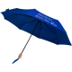 Parapluie bleu ouvert en légère contre-plongée, poignée bois droite claire avec dragonne assortie, marquage visible sur un panne