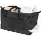 Sac de voyage noir ouvert, contenant des accessoires (serviette, bouteille, chaussures).