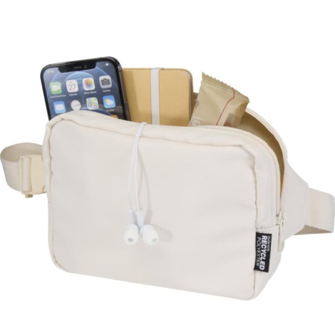 Sac bandoulière beige ouvert laissant apparaître un téléphone, un carnet et un encas à l’intérieur.