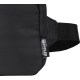 Zoom sur un sac bandoulière noir montrant l’étiquette latérale indiquant la composition en polyester recyclé.
