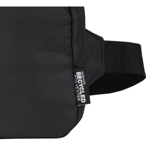 Zoom sur un sac bandoulière noir montrant l’étiquette latérale indiquant la composition en polyester recyclé.