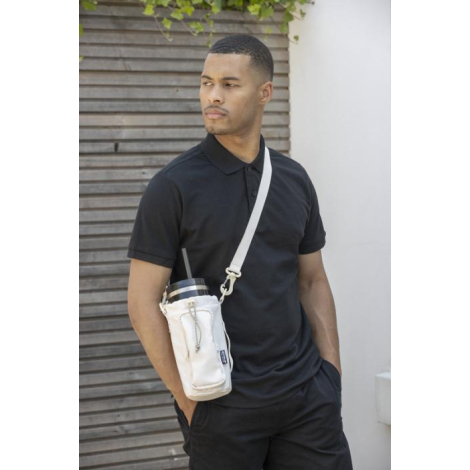 Homme portant un sac porte-bouteille beige en bandoulière contenant une gourde.