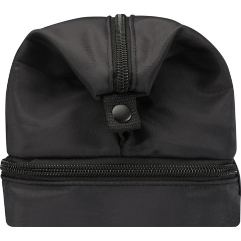 Vue rapprochée d’une trousse noire fermée, montrant les deux fermetures zippées et le bouton pression.