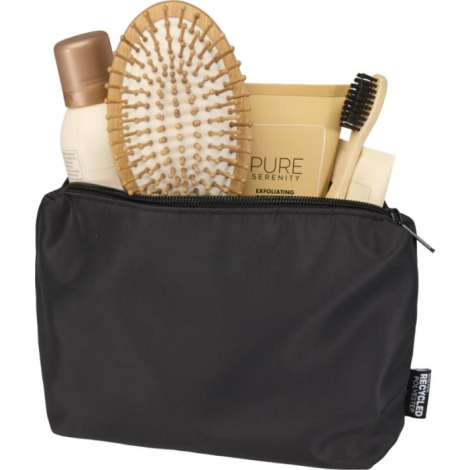 Trousse noire ouverte contenant plusieurs produits de soin et accessoires visibles à l’intérieur.