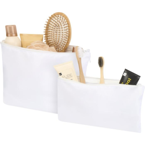 Deux trousses blanches ouvertes contenant des accessoires de toilette et de soin.