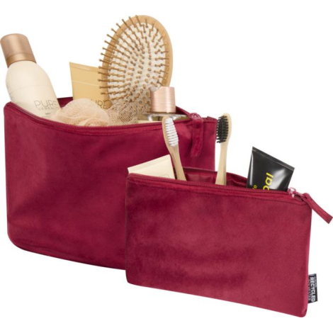 Deux trousses bordeaux ouvertes contenant des accessoires de toilette et produits de soin.