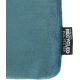 Vue rapprochée d’un coin de trousse bleu clair montrant l’étiquette indiquant la composition en polyester recyclé.