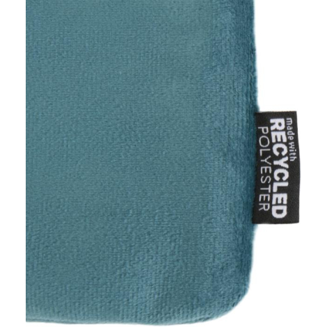 Vue rapprochée d’un coin de trousse bleu clair montrant l’étiquette indiquant la composition en polyester recyclé.