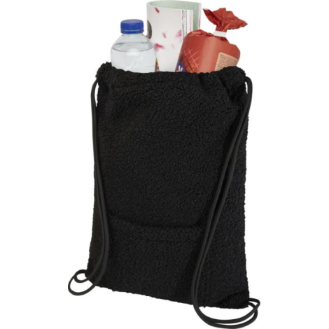 Sac à cordons noir en matière sherpa ouvert, contenant plusieurs objets (bouteille, paquet, boîte).