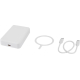Batterie blanche posée à plat avec ses accessoires : anneau magnétique et câble USB-C visibles.