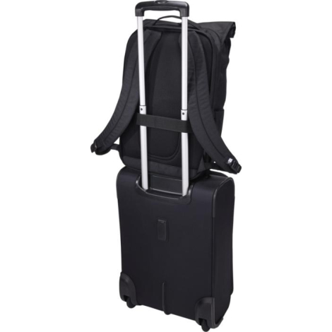 Vue arrière du sac fixé sur la poignée télescopique d’une valise grâce à une sangle horizontale.